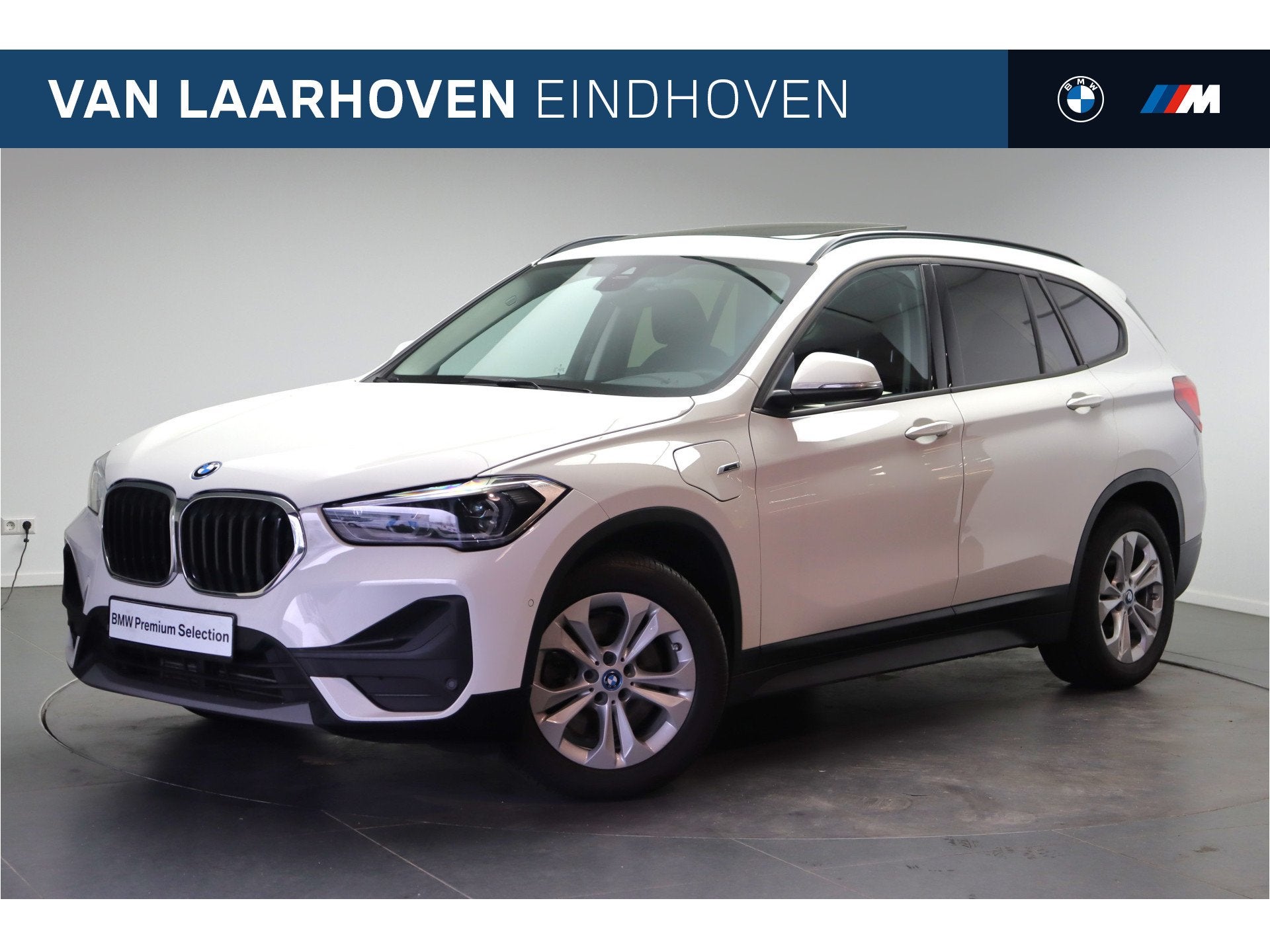 BMW X1 xDrive25e Essential Automaat / Panoramadak / Achterui