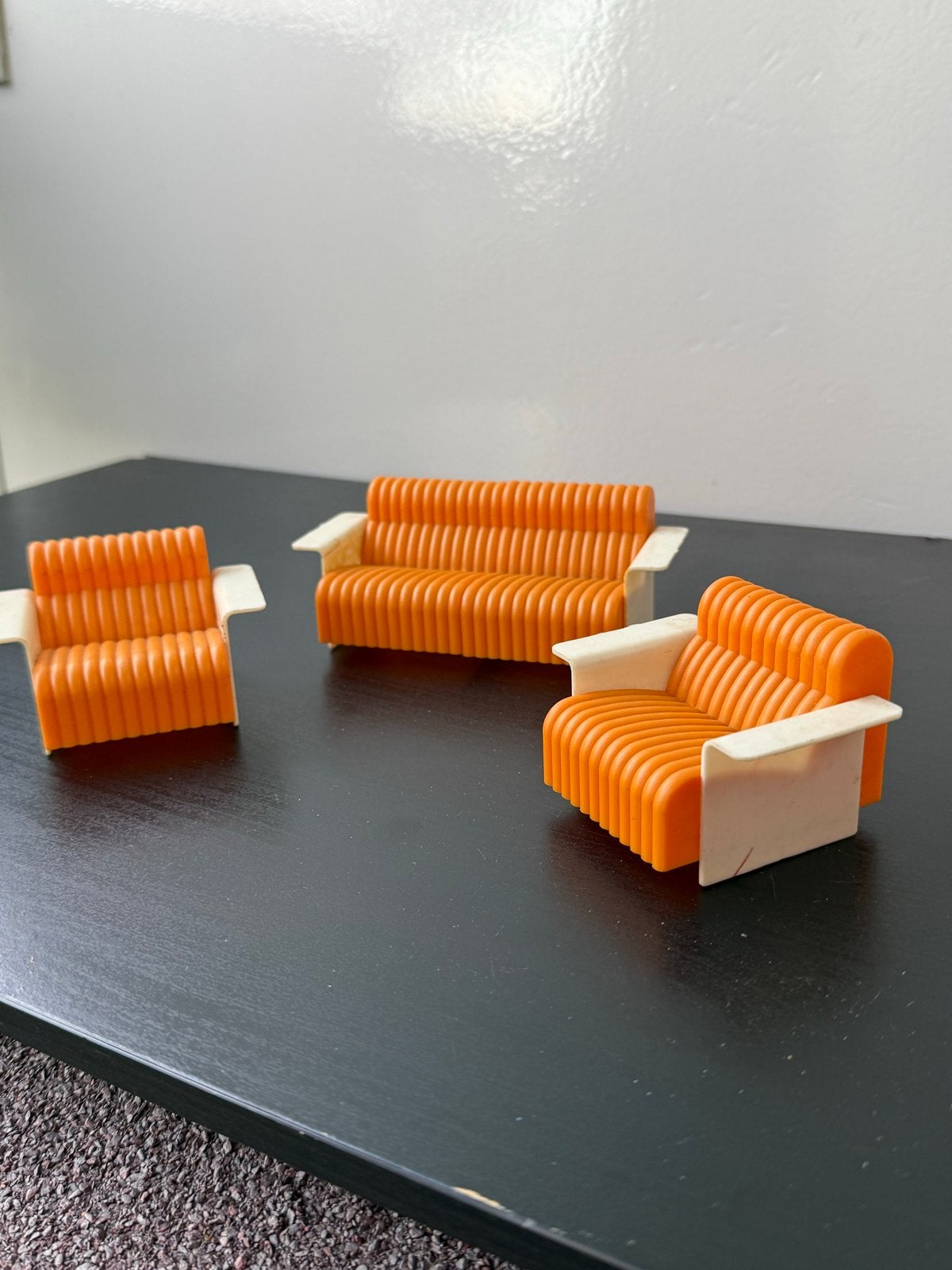 Vintage miniatuur bankstel poppenhuis Lundy oranje en wit, Verzamelen, Ophalen of Verzenden, Gebruikt
