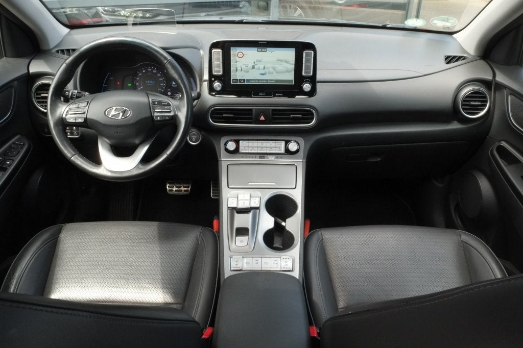 Hyundai KONA EV Premium 64 kWh | SOH 99% | Schuifdak | Stoel, Auto's, Hyundai, 0 cilinders, Gebruikt, 64 kWh, SUV of Terreinwagen