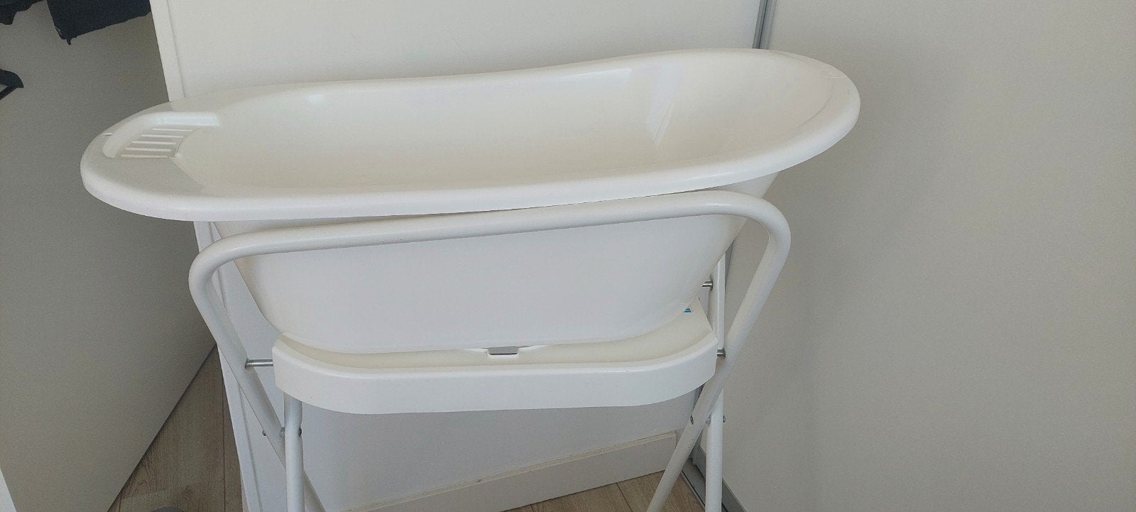 Babybadje met standaard - Zo goed als nieuw, Ophalen, Zo goed als nieuw, Badje, Overige merken
