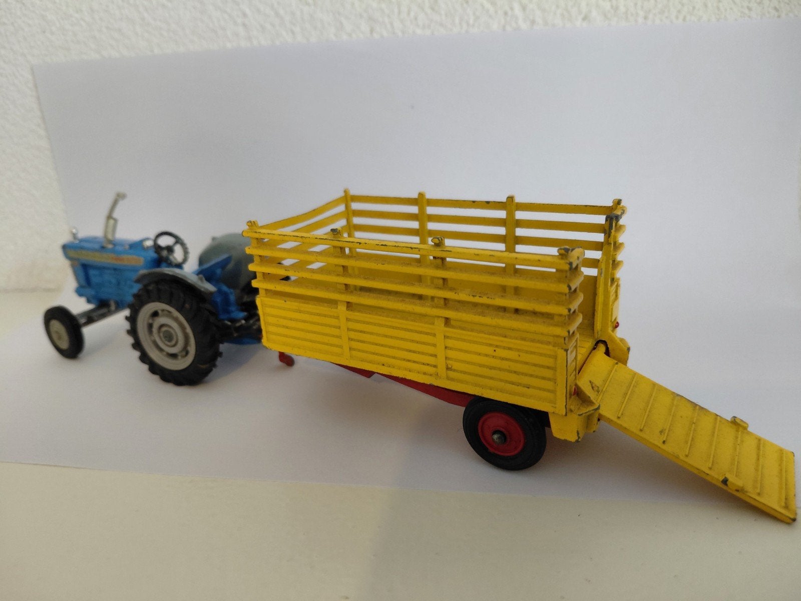 Corgi Ford 5000 met beast carrier., Hobby en Vrije tijd, Modelauto's | 1:32, Ophalen of Verzenden, Gebruikt, Tractor of Landbouw