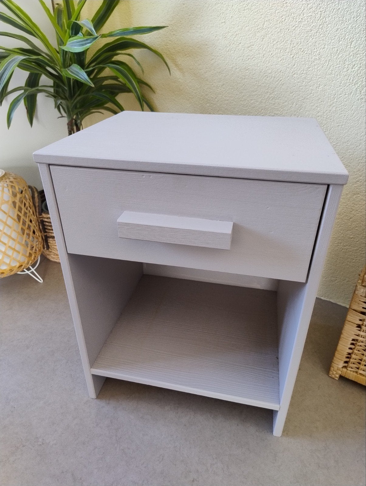 WOOOD Dennis houten nachtkastje met lade en open vak taupe /, Ophalen, Gebruikt, Minder dan 45 cm, Minder dan 55 cm