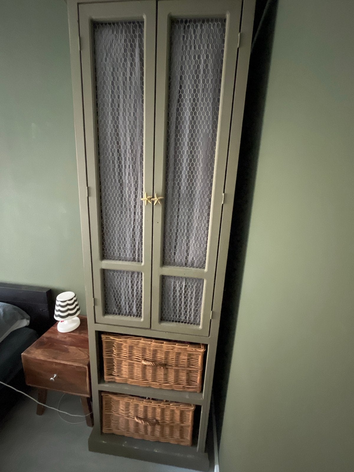 Hoge Kast met Rotan Manden - 228x78x47 cm, Ophalen, Gebruikt