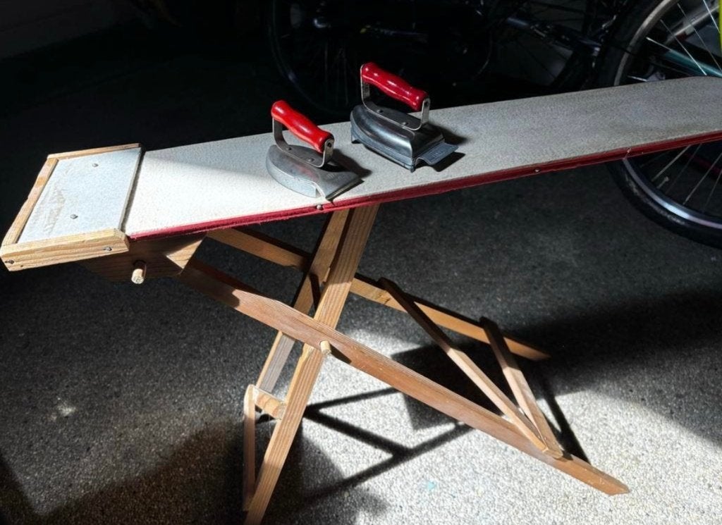Vintage strijkijzertje met houten strijkplank (40+ jaar oud), Ophalen, Gebruikt, Jongen of Meisje
