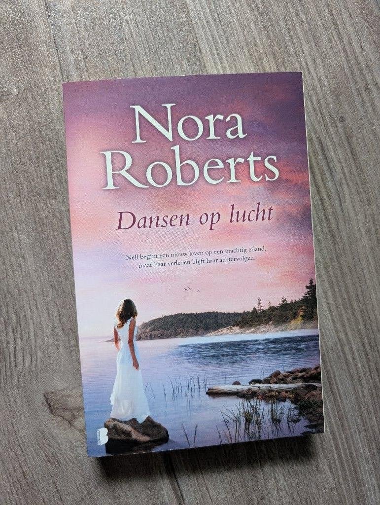 Nora Roberts - Dansen op lucht, Ophalen of Verzenden, Zo goed als nieuw, Nora Roberts
