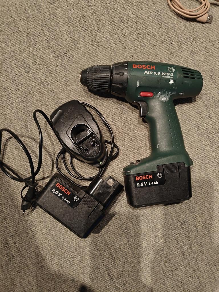 Bosch PSR 9,6 VES-2 Accuboormachine met lader en kapoot accu, Ophalen, Gebruikt, Minder dan 400 watt, Boor- en Schroefmachine