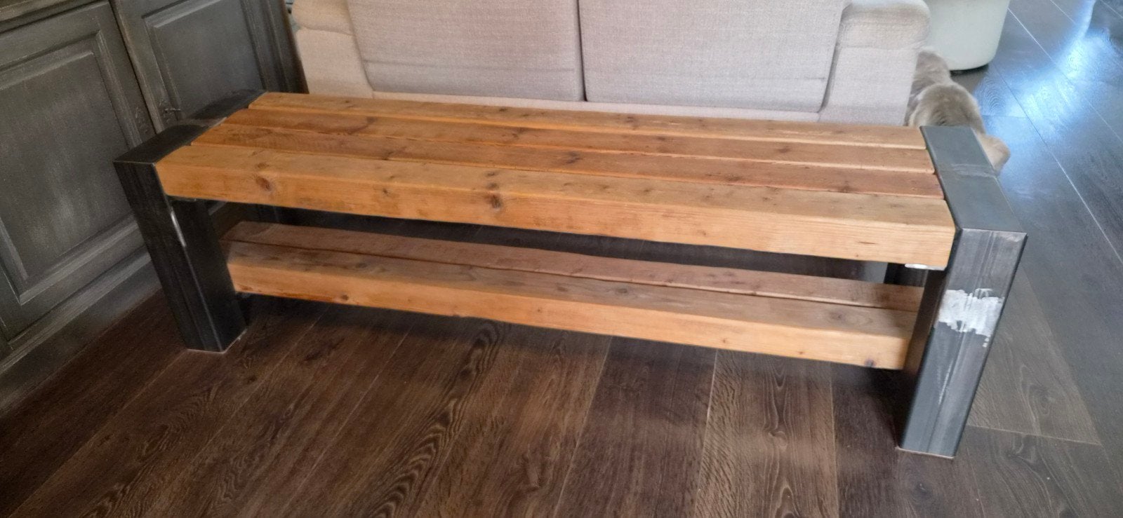 Robuuste houten bank met metalen onderstel, Huis en Inrichting, Stoelen, Gebruikt, Bruin, Industrieel, Landelijk, Ophalen of Verzenden