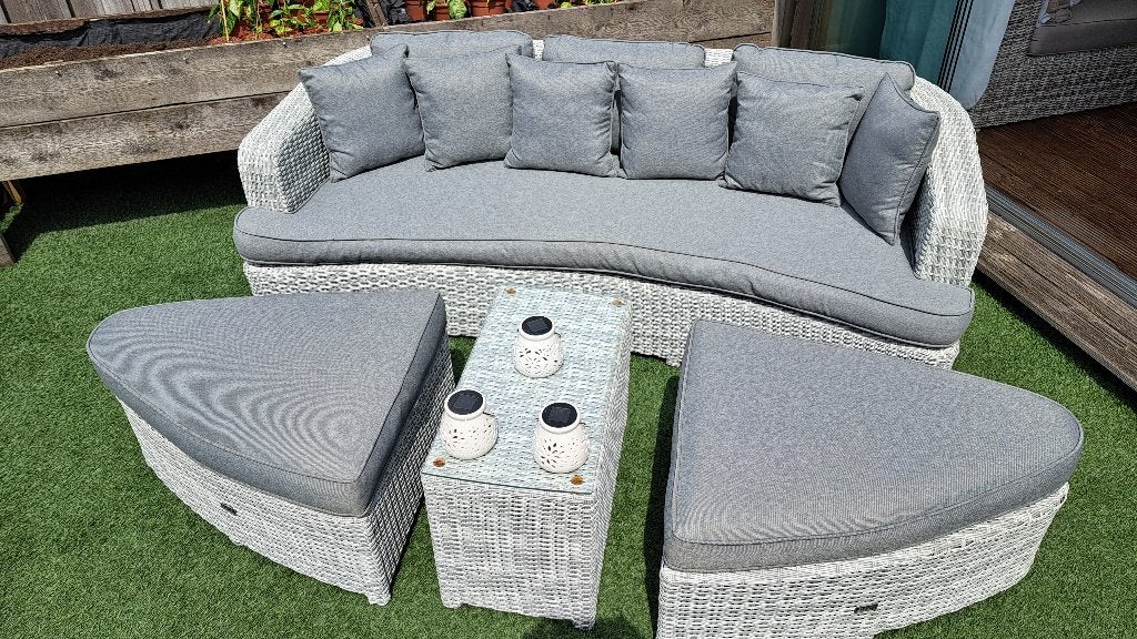 Loungebank met tafeltje en 2 voetenbankjes, grijze kussens, Ophalen, Zo goed als nieuw, Wicker
