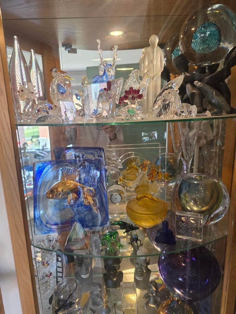 Vitrinekast met unieke glasobjecten: Kostaboda, Swarovski, Ophalen of Verzenden