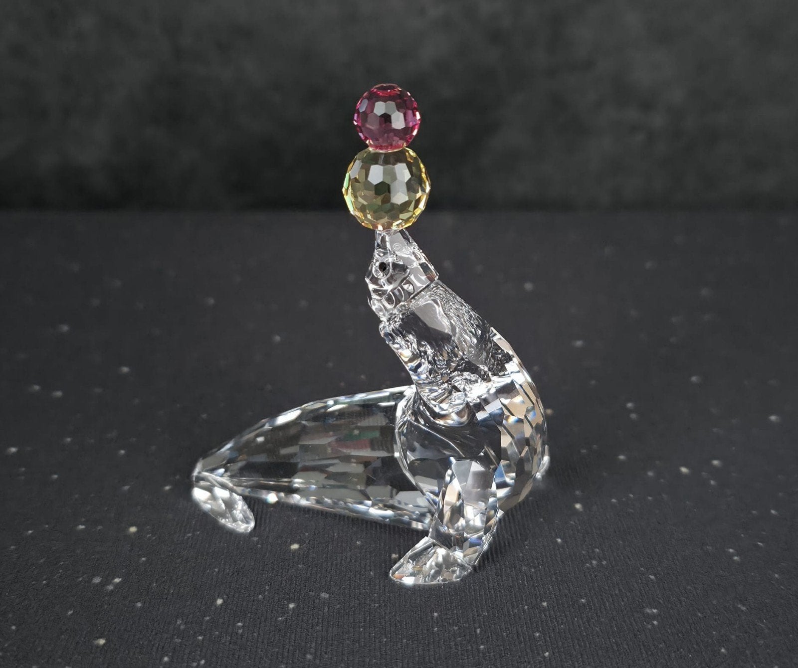 Swarovski zeehond met bal - Kristal figuurtje, Ophalen of Verzenden, Zo goed als nieuw, Figuurtje