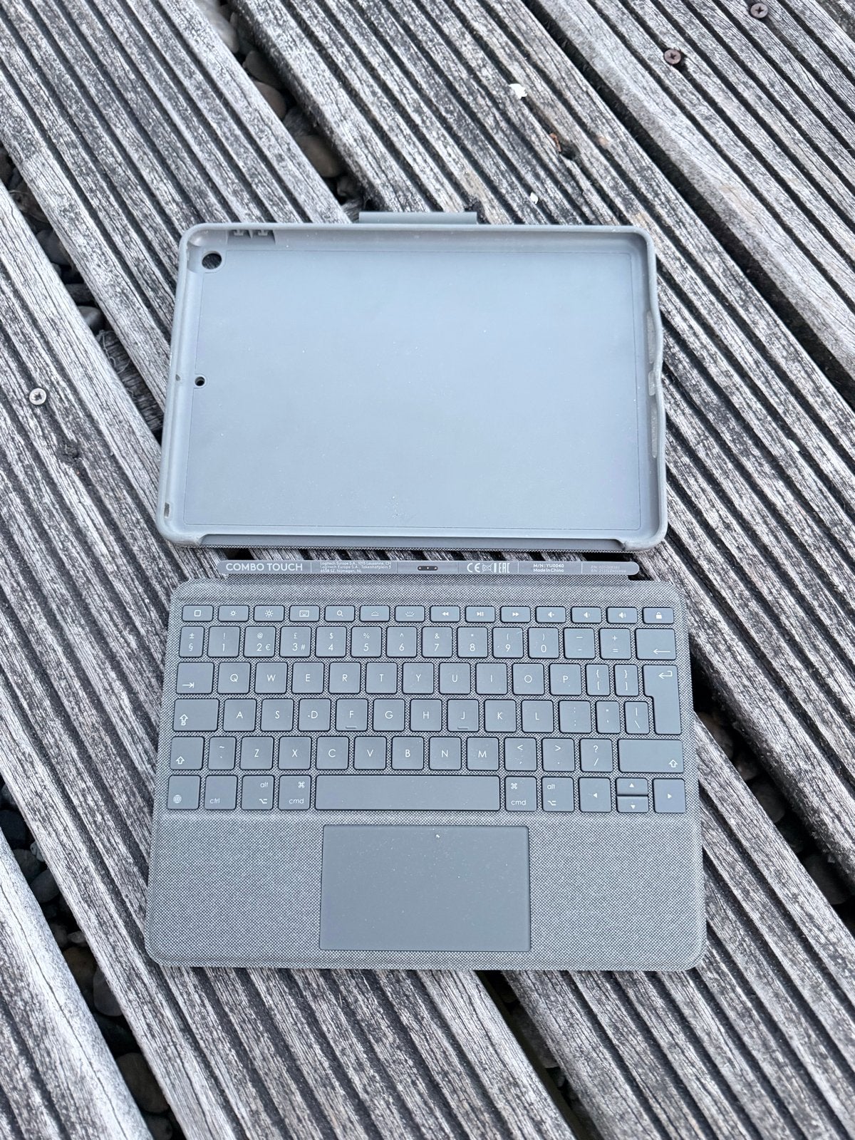 Logitech Combo Touch toetsenbordhoes voor iPad (11 inch), Computers en Software, Gebruikt, 11 inch, Grijs, Verzenden