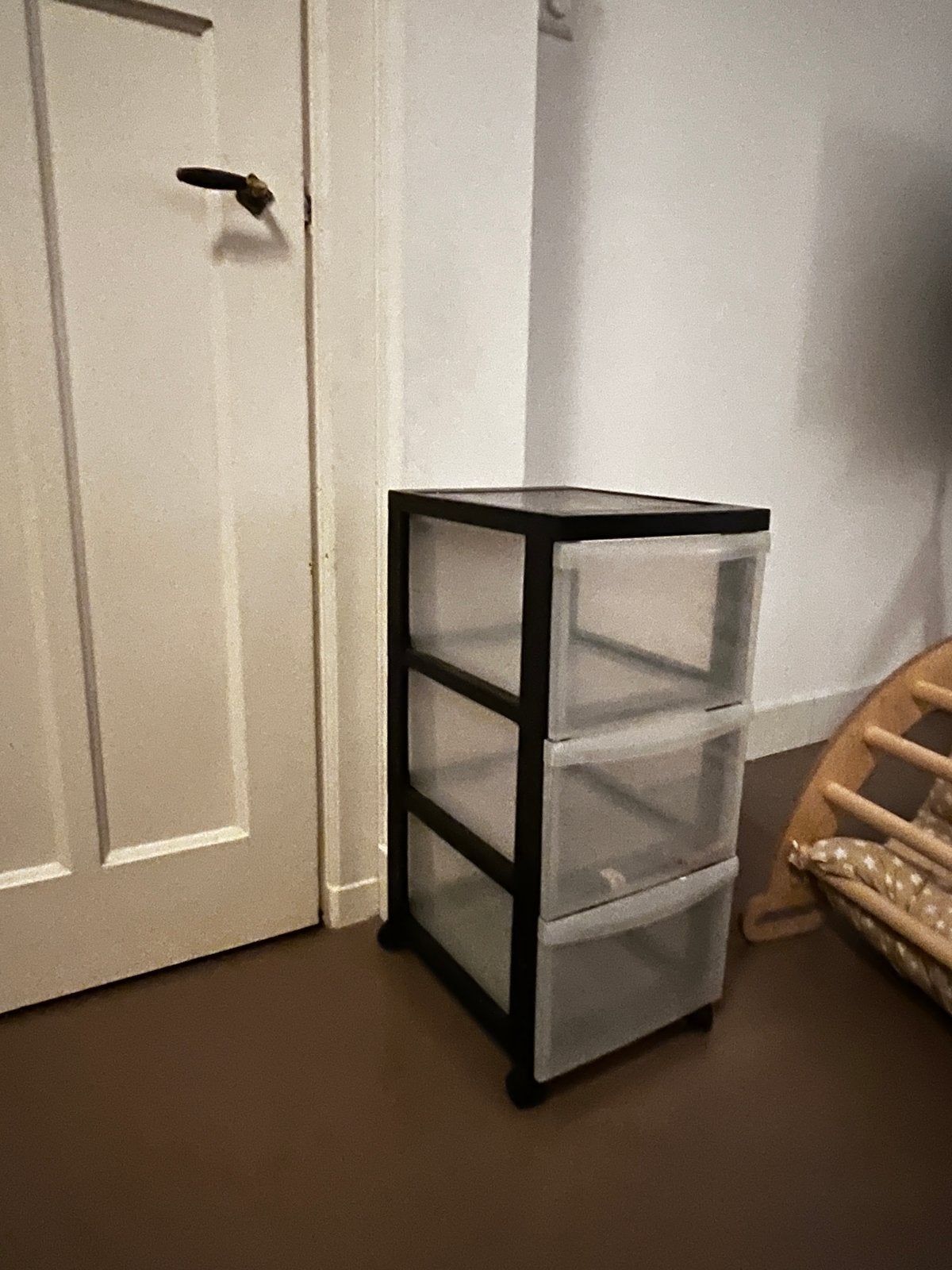 Gratis Stevige ladekast 3 laden - functioneel ondanks, Huis en Inrichting, Kasten | Ladekasten, Ophalen, Kunststof, Gebruikt, 50 tot 100 cm