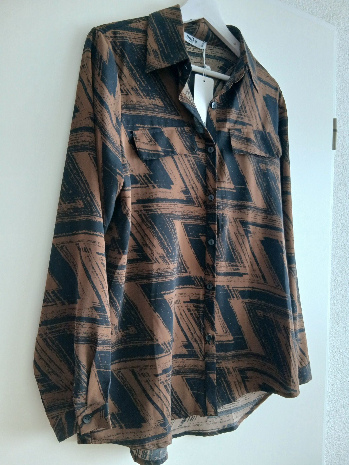Modieuze blouse mét prijskaartje van UNIKA. Maat M., Maat 38/40 (M), Unika, Bruin, Verzenden