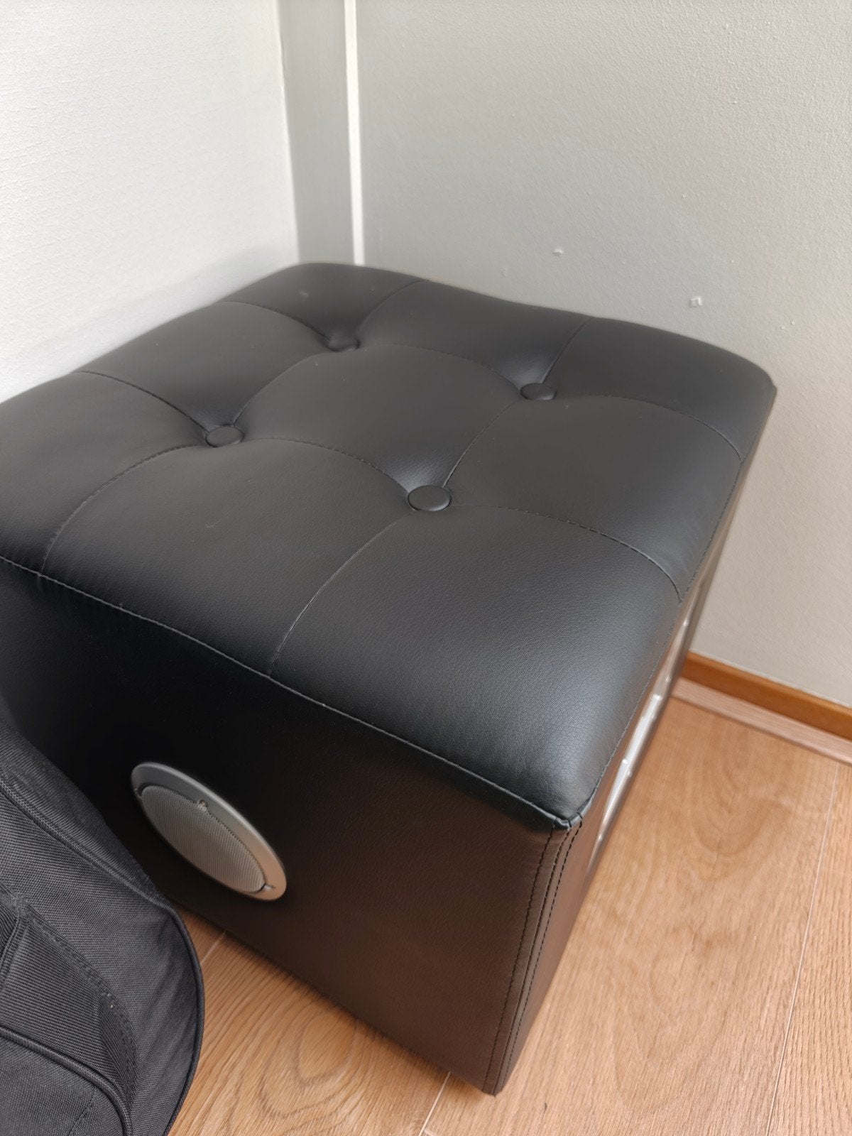Zwarte poef met ingebouwde subwoofer en speakers, Overige merken, Subwoofer, Ophalen of Verzenden, Zo goed als nieuw