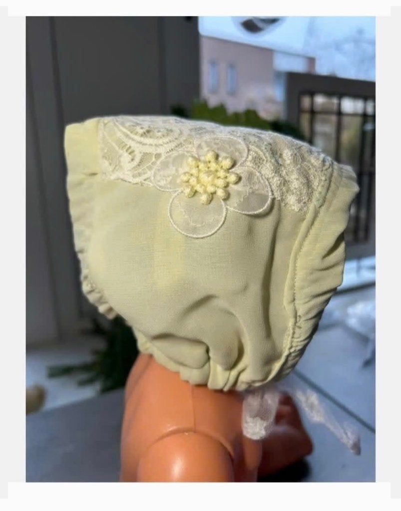 Mooi vintage heel licht groen poppen mutsje, Verzamelen, Poppen, Nieuw, Ophalen of Verzenden, X, Kleertjes