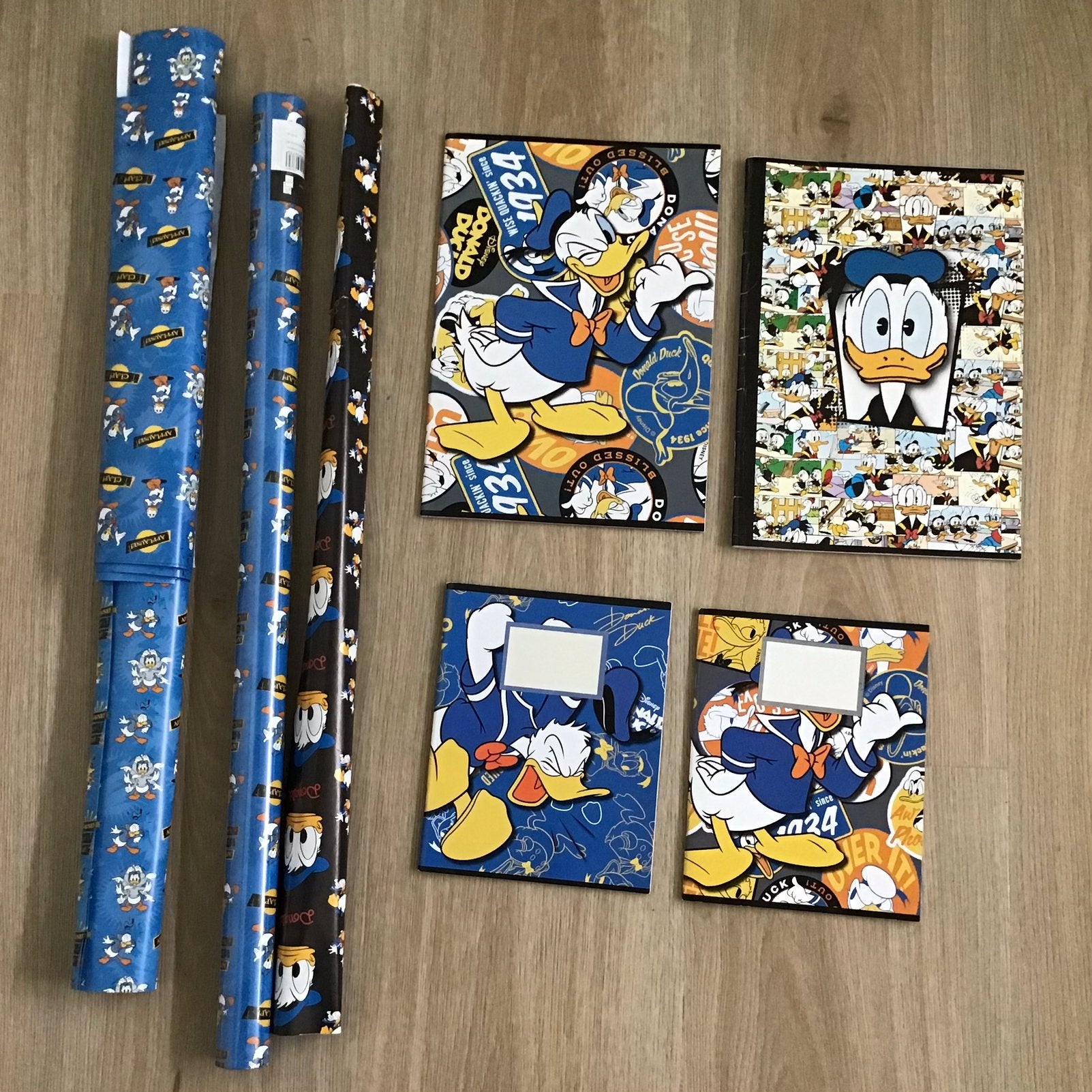 Donald Duck kaftpapier (2 kleuren) en 4 schriften, Diversen, Ophalen of Verzenden, Nieuw