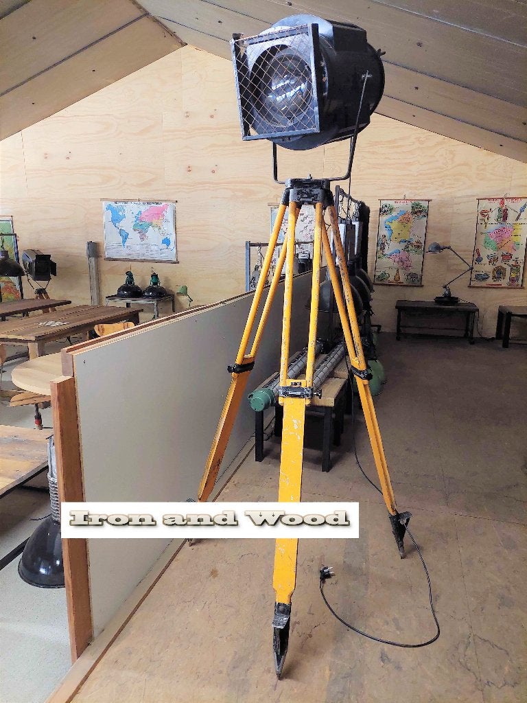 Industriele zwarte oude spot op verstelbaar oud statief, Gebruikt, Ophalen of Verzenden, Glas, Vintage stoer robuust loft oud industrieel theaterspot zwart