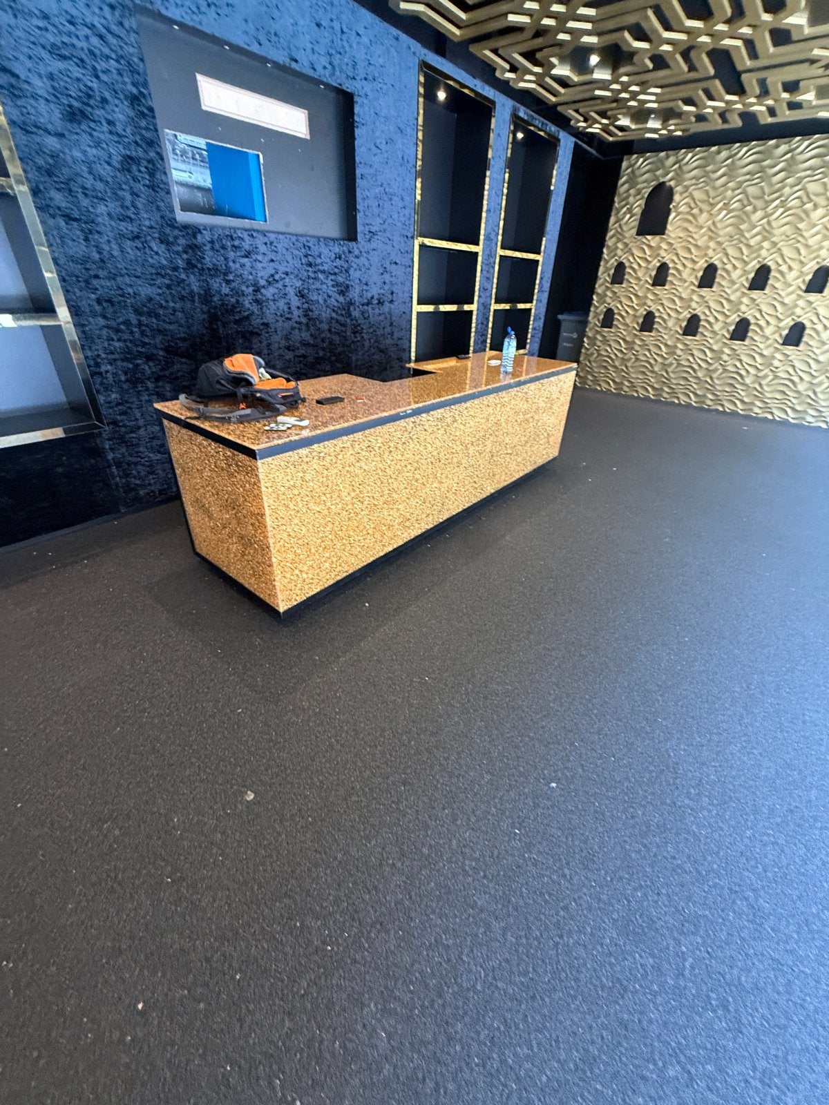 Unieke winkelinterieur: Balie, wandpanelen en plafond, Ophalen