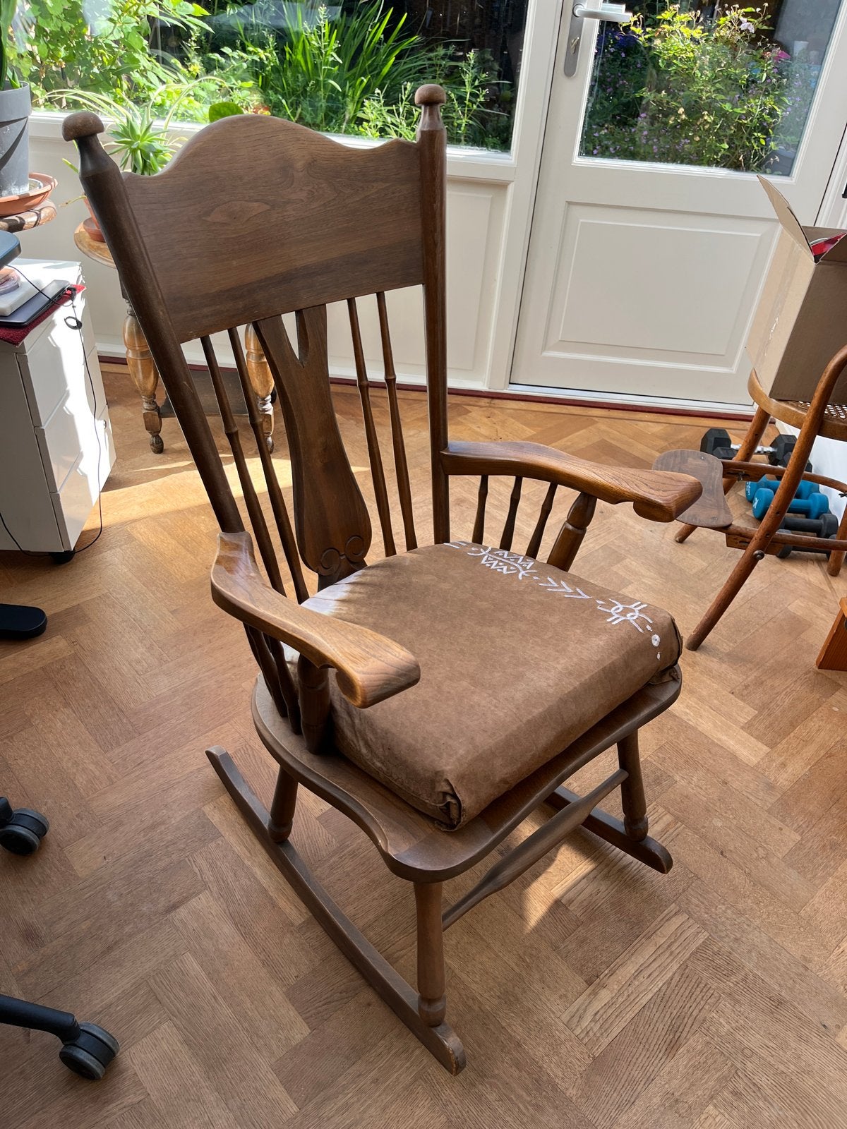 Vintage houten schommelstoel met kussen, Ophalen, Gebruikt, Bruin, Eén