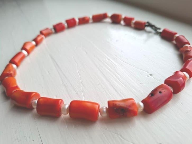 Mooie ketting met bloedkoraal en pareltjes?, Overige materialen, Gebruikt, Ophalen of Verzenden, Met edelsteen