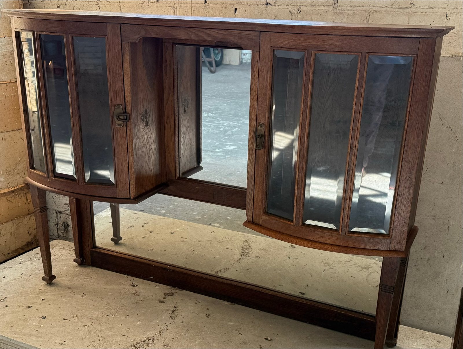 Antiek dressoir met glazen deuren en spiegel, Ophalen