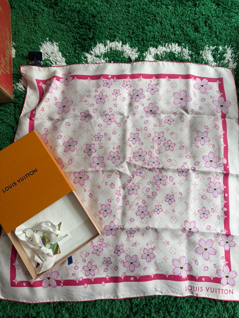 Louis Vuitton x Takashi Murakami Monogram Cherry Blossom 70, Ophalen of Verzenden, Zo goed als nieuw, Maat 42/44 (L), Sjaal