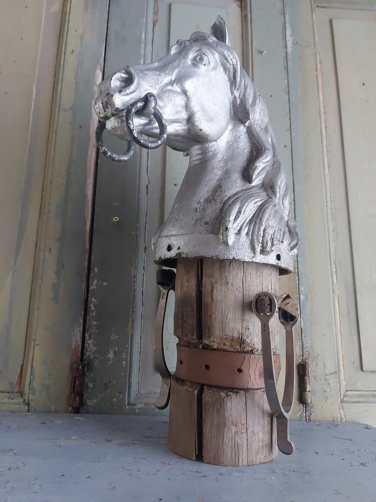 Antiek paarden paalhoofd van ijzer op stuk paal m sporen, Antiek en Kunst, Ophalen of Verzenden