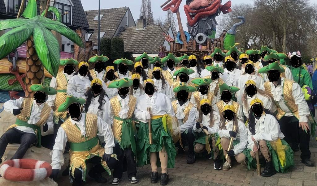 Grote loopgroep 38 piraten in de kleuren goud/groen/geel, Ophalen, Zo goed als nieuw, Carnaval, Kleding
