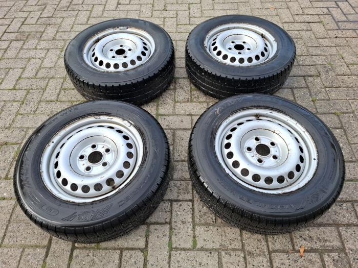 Velgen set + winterbanden van een Volkswagen Transporter, Gebruikt, -, Verzenden, -