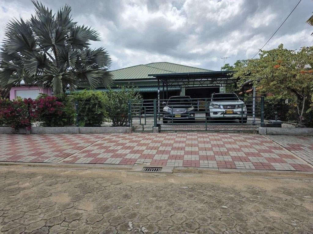Woning te koop in Suriname, 157 m², Woonhuis, Stad, 4 kamers