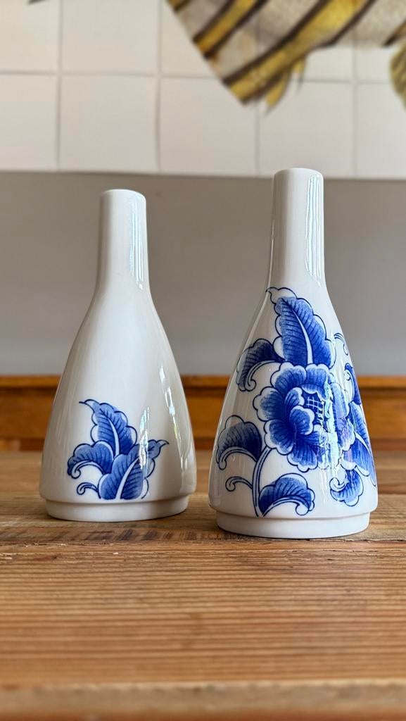 2x Royal Tichelaar Makkum vaasje blauwe bloemen, Blauw, Aardewerk of Porselein, Ophalen of Verzenden, Zo goed als nieuw