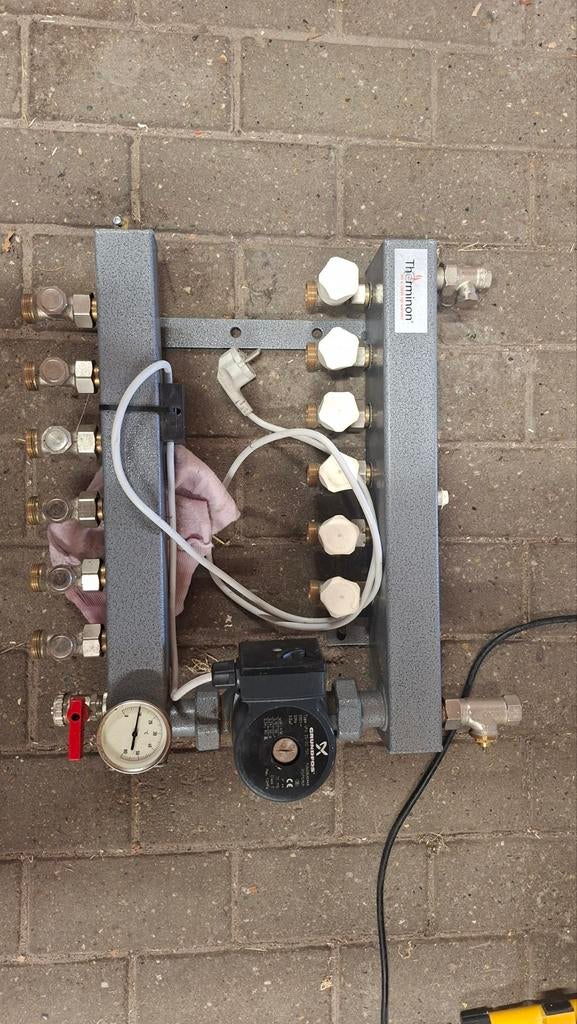 Vloerverwarming verdeler met pomp, Doe-het-zelf en Verbouw, Verwarming en Radiatoren, Gebruikt, Overige typen, 800 watt of meer