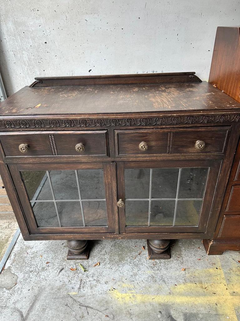 Antiek kastje met glas in lood, Ophalen