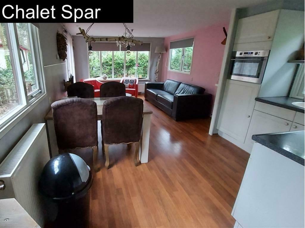 Zomeractie vakantiechalets op de Veluwe met waterpark, In bos, 2 slaapkamers, Tv, Recreatiepark