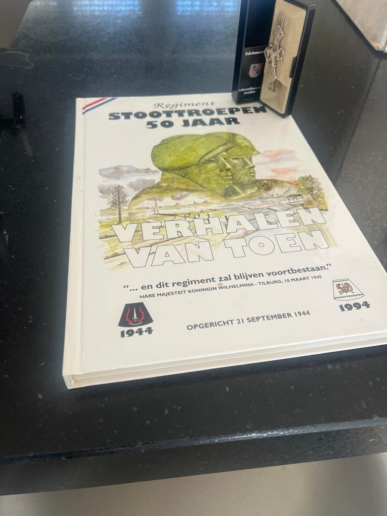 Stootroepen 50 Jaar Boek + zilv. Stropdas Clip Certificaat, Boeken, Oorlog en Militair, Zo goed als nieuw, Landmacht, 1945 tot heden