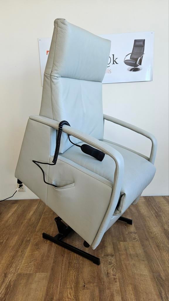 De toekomst Tirana sta op fauteuil met accu