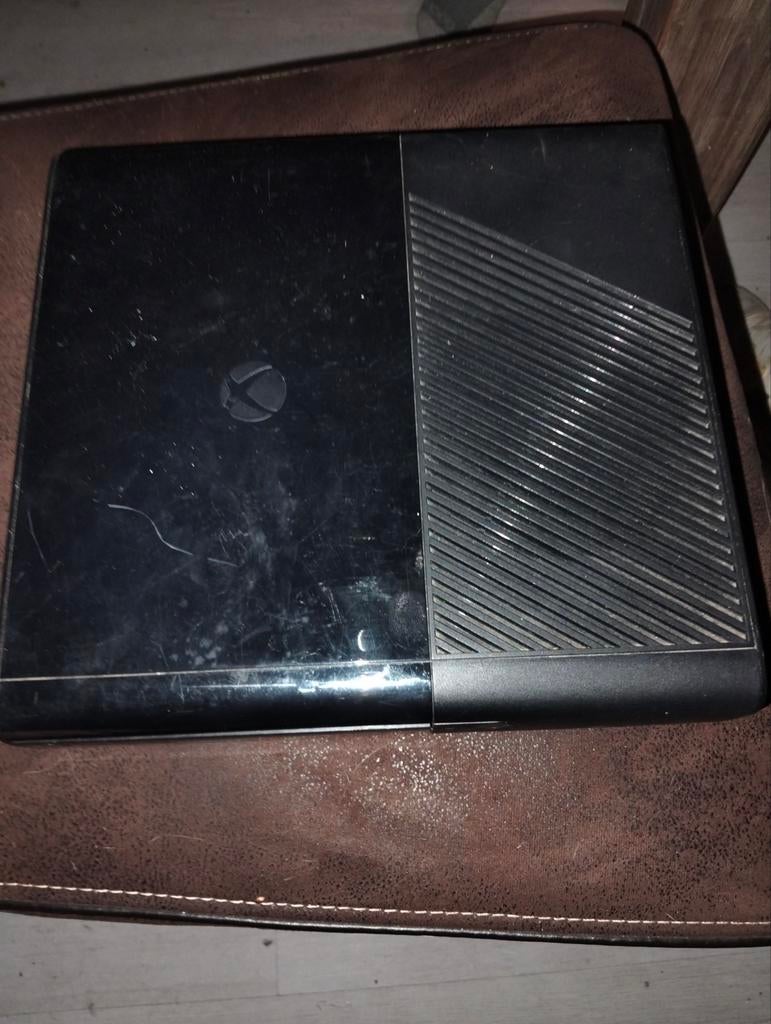 Xbox 360 E - ALLEEEN DE CONSOLE zonder kabels ect etc, Spelcomputers en Games, Spelcomputers | Xbox 360, Gebruikt, 360 E, Ophalen of Verzenden