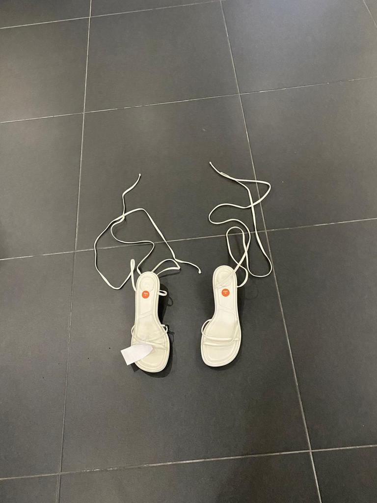 Nieuwe sandalen met touwtjes maat 41 van de zara, Ophalen of Verzenden, Nieuw, Wit, Sandalen of Muiltjes