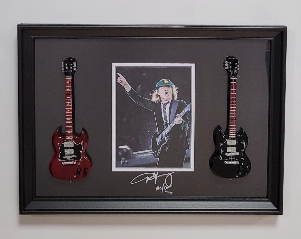 Angus Young ACDC miniatuur gitaren op lijst wanddeco guitar, Info@deconoord.nl, Deco Noord, Nieuw, Ophalen of Verzenden
