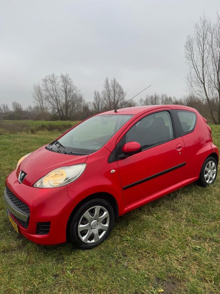 Peugeot 107 1.0 12V E-vti 68PK 3DR 2011 Rood, Auto's, Voorwielaandrijving, Euro 5, Stof, Zwart