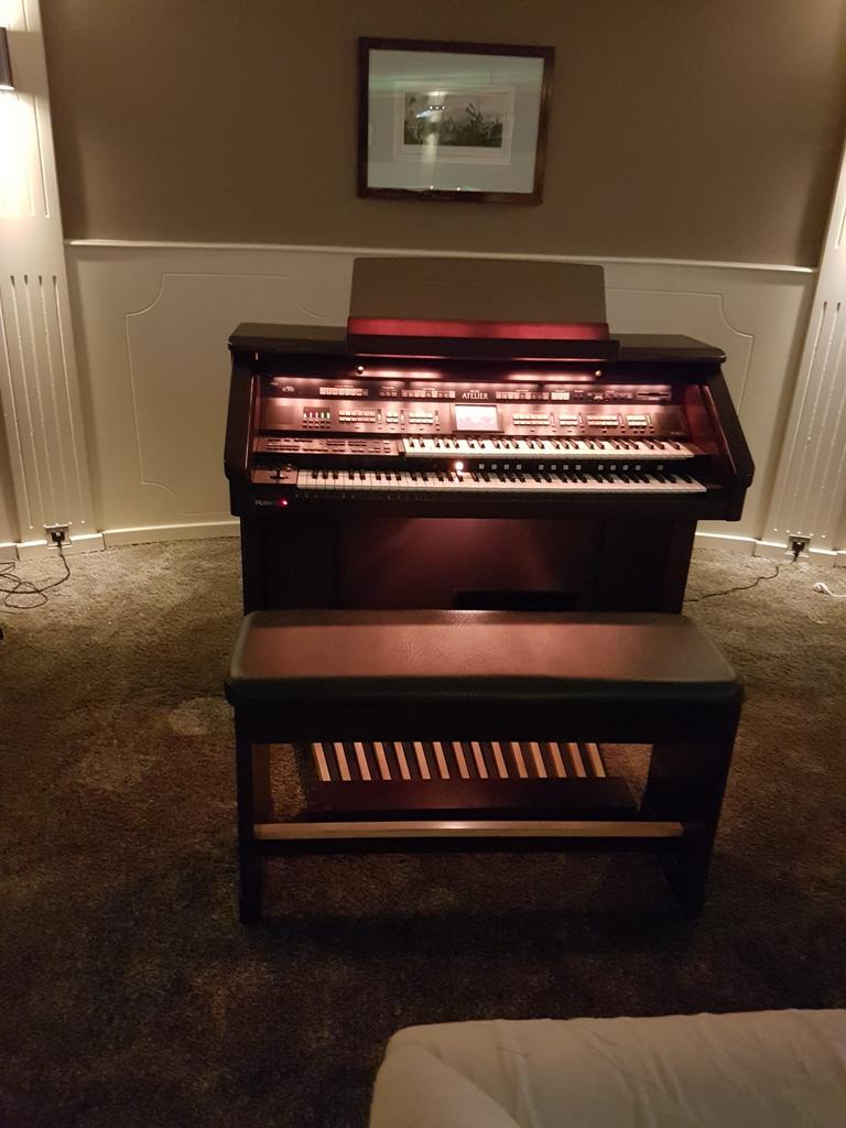 Roland Digitaal Orgel AT90s Atelier, Muziek en Instrumenten, Orgels, Ophalen of Verzenden, Zo goed als nieuw, 2 klavieren, Orgel