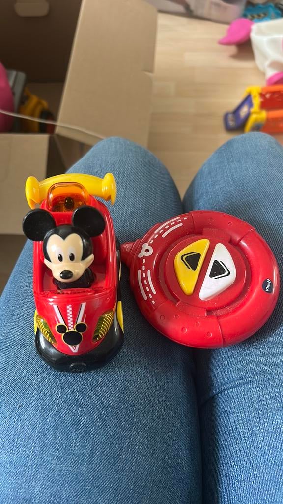 Bestuurbare mickeyauto, Kinderen en Baby's, Speelgoed | Speelgoedvoertuigen, Ophalen, Gebruikt, Afstandsbediening