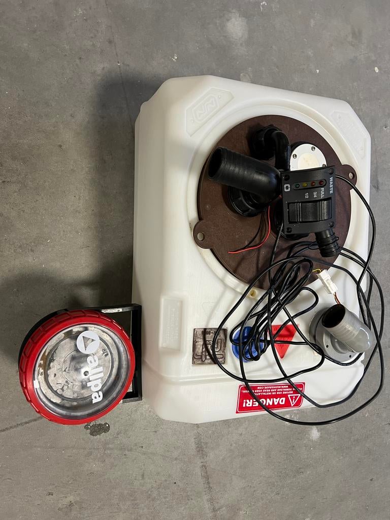 Vuilwatertank installatie boot/caravan, Watersport en Boten, Bootonderdelen, Ophalen of Verzenden, Gebruikt, Kombuis en Sanitair