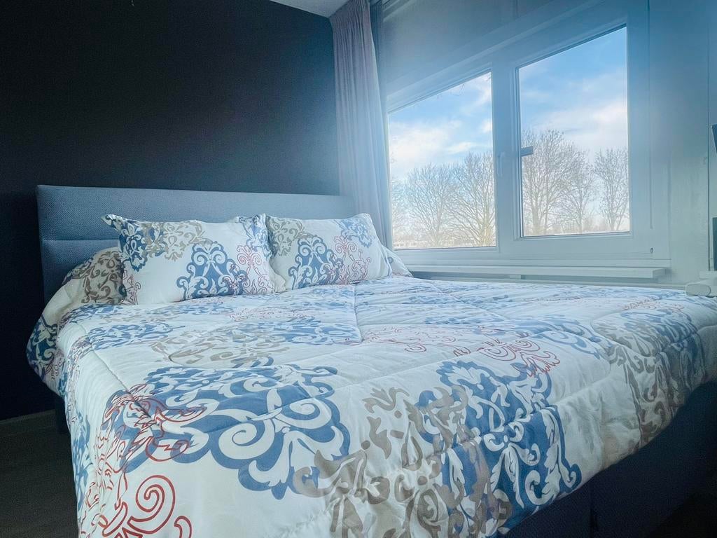 Karlsson king-size bed – very good condition, Ophalen, Overige materialen, Modern king-size bed, Tweepersoons