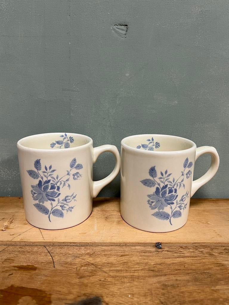 Vintage theemokken Royal Boch ‘fleurs bleues’ set/2, Ophalen of Verzenden, Zo goed als nieuw, Overige stijlen, Kop(pen) en/of Schotel(s)