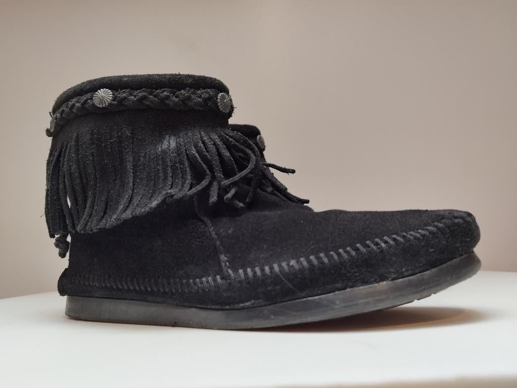 NEW Trendy Minnetonka Fringe Indianen laarsjes 9 40 Zwart, Kleding | Dames, Schoenen, Verzenden, Zwart, Lage of Enkellaarzen, Zo goed als nieuw