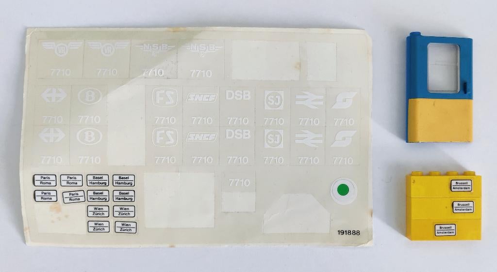 LEGO Parts stickervel en steentjes van set 7710 trein, Ophalen of Verzenden, Gebruikt, Losse stenen, Lego