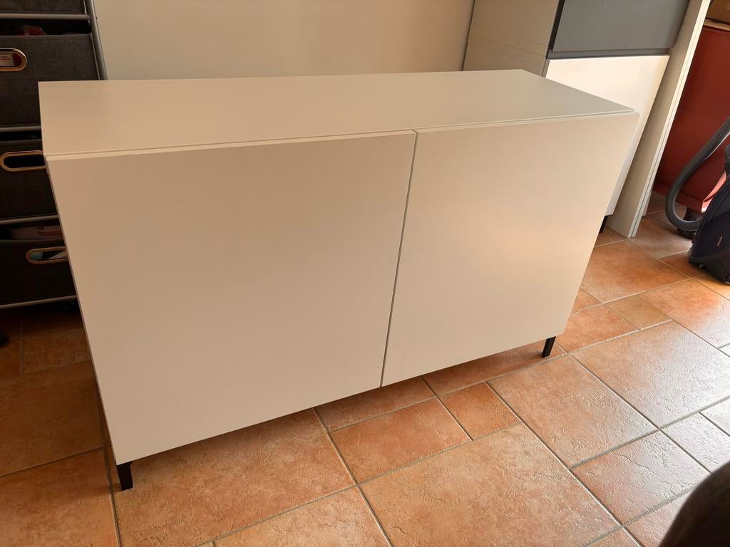 IKEA Besta kast 120x60 wit met zwarte pootjes, Ophalen, Gebruikt, 100 tot 150 cm, Met deur(en)