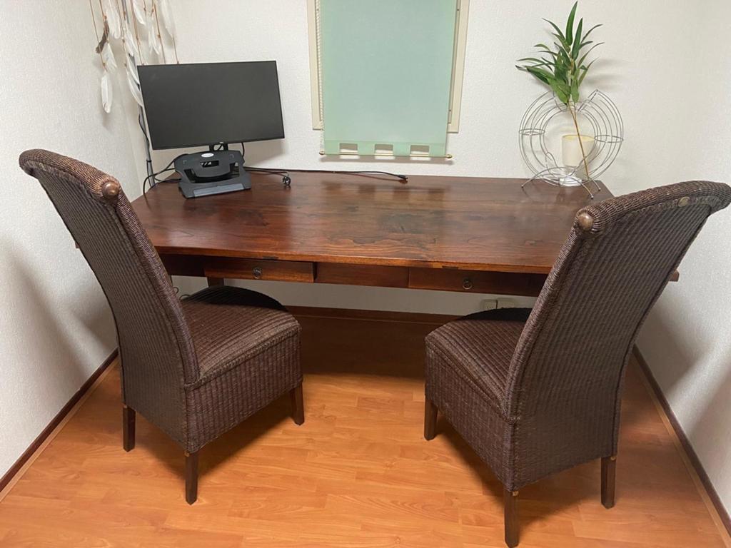 Eettafel met 2 rieten stoelen voor 4-6 personen, Huis en Inrichting, Tafels | Eettafels, Ophalen, Gebruikt, 50 tot 100 cm, Vijf personen of meer