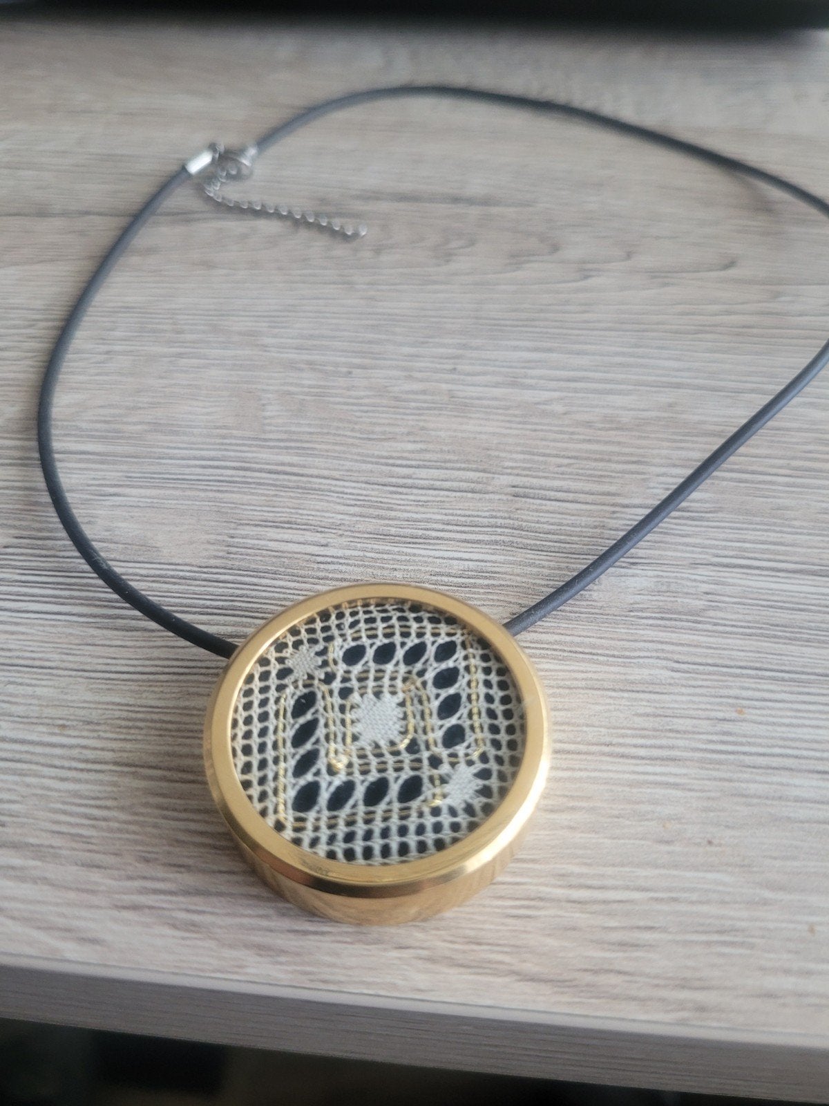Gouden Medaillon Ketting met Kantpatroon, Ophalen